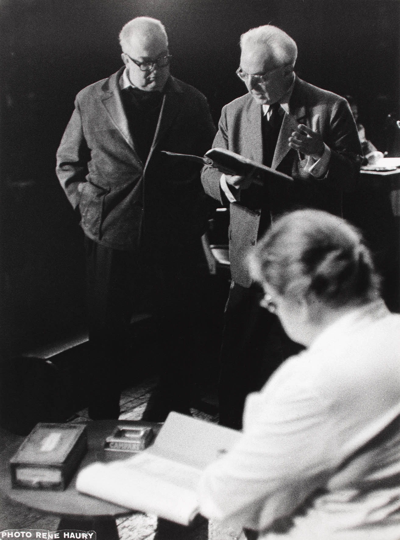Friedrich Dürrenmatt mit Kurt Horwitz und Therese Giehse am Schauspielhaus Zürich bei den Proben zu „Die Physiker“, 1962