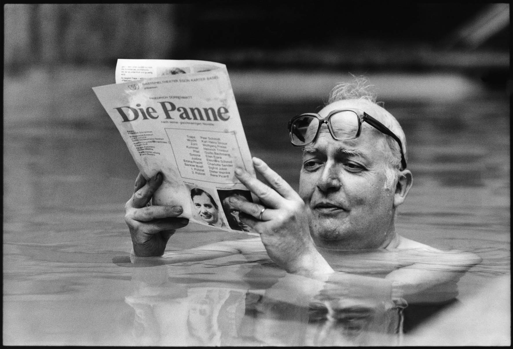 Friedrich Dürrenmatt in seinem Swimming Pool, 1979 Foto: Peterhofen/Stern