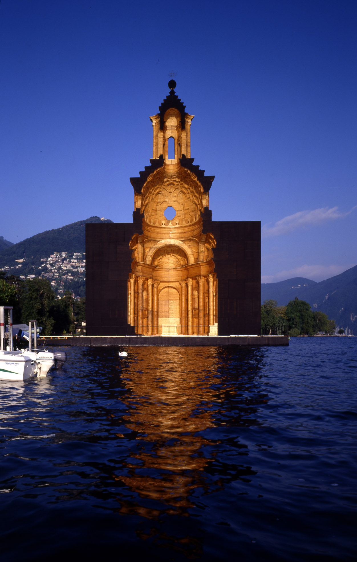 Réplique en bois de l’église de Francesco Borromini San Carlo alle Quattro Fontane sur le lac de Lugano, 1999-2003, photo: Pino Musi