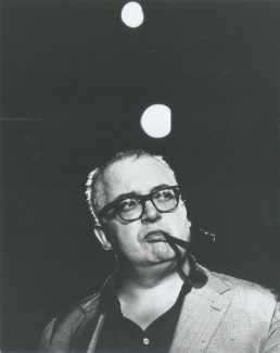 Friedrich Dürrenmatt sur une scène de théâtre, vers 1966. Photo: Erich Natter