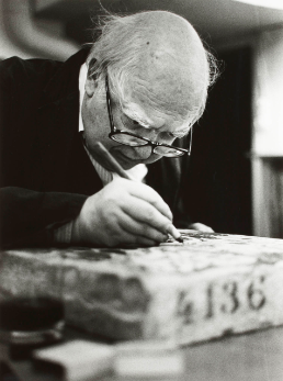 1988. Friedrich Dürrenmatt à la Galerie Erker à St-Gall. Photo: Franziska Messner-Rast