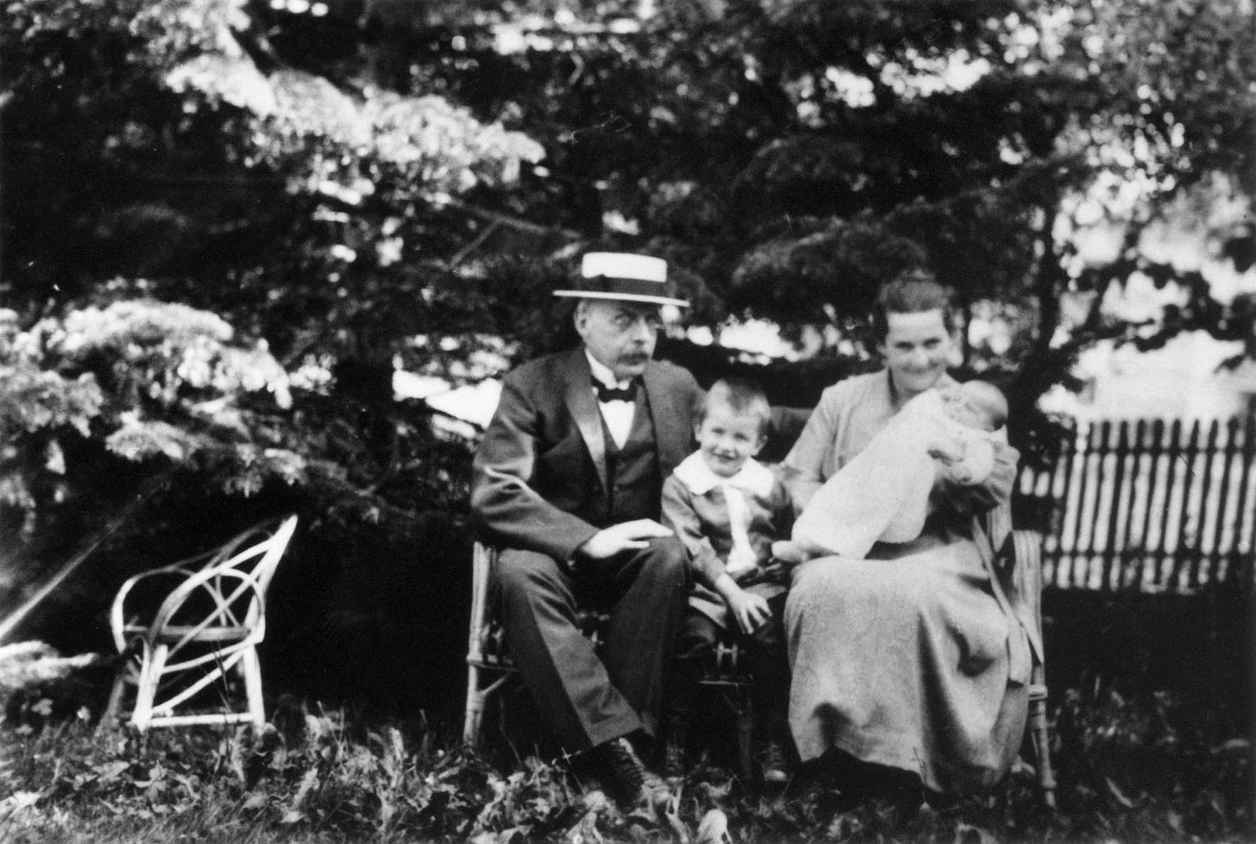 1924. Con i genitori e la sorella Verena
