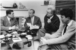 FD con il regista Ladislao Vajda, l’attore Heinz Rühmann e l’editore Peter Schifferli, attorno al 1958. Fotografia: Tuggener